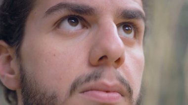 Parkta genç yakışıklı bir adam