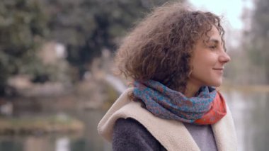 genç bir çift parkta portresi 