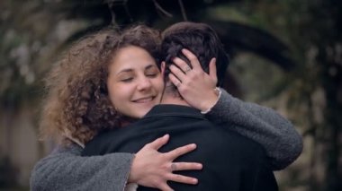 genç bir çift parkta portresi 