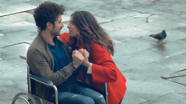 kız arkadaşıyla parkta yürüyüş wheelschair adam