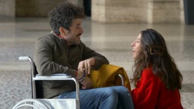 kız arkadaşıyla parkta yürüyüş wheelschair adam