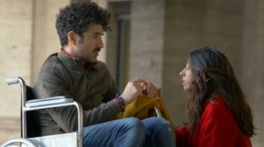 kız arkadaşıyla parkta yürüyüş wheelschair adam