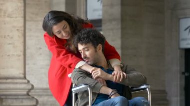 kız arkadaşıyla parkta yürüyüş wheelschair adam