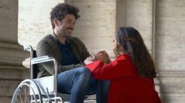 kız arkadaşıyla parkta yürüyüş wheelschair adam