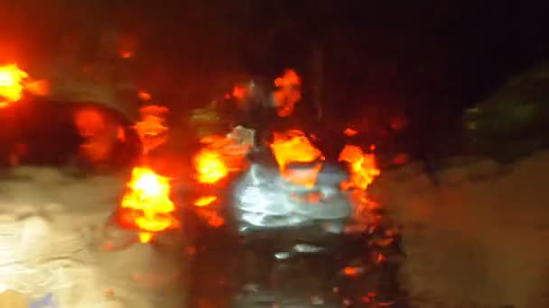 Βροχερή Νύχτα Πόλεις Κίνηση Προσοχή Αυτοκίνητο Κατά Βροχερή Νύχτα Στην — Αρχείο Βίντεο