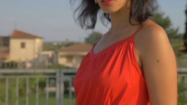 Bir mankenin tavrıyla şehvetli çekici bir kadın.