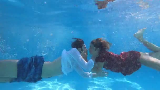 Amor Piscina Pareja Joven Nadando Bajo Agua — Vídeos de Stock