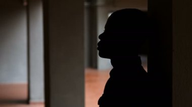 Endişeli ve stresli siyah Afrikalı adam