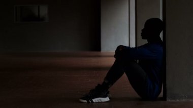 Endişeli ve stresli siyah Afrikalı adam