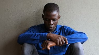 Kendinden emin yakışıklı Amerikalı Afrikalı genç adam.