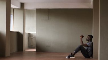 Endişeli ve stresli siyah Afrikalı adam