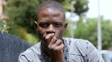 Kendinden emin yakışıklı Amerikalı Afrikalı genç adam.