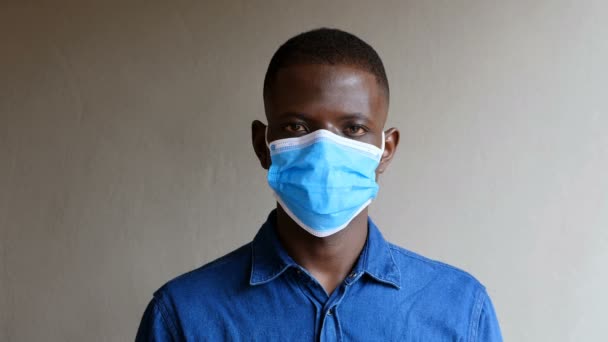Joven Africano Usando Máscara Quirúrgica — Vídeos de Stock