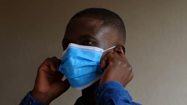Jovem Homem Africano Usando Máscara Cirúrgica — Vídeo de Stock