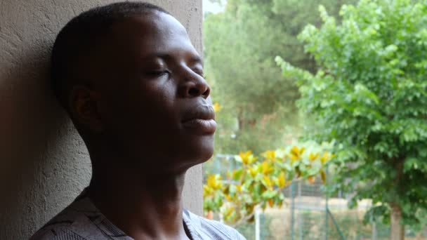 Kendinden Emin Yakışıklı Amerikalı Afrikalı Genç Adam — Stok video
