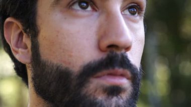 Parktaki genç adam.
