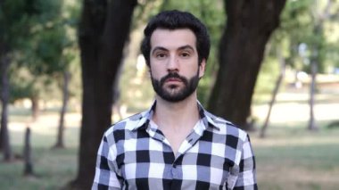 Parktaki genç adam.