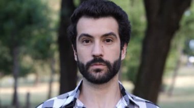 Parktaki genç adam.