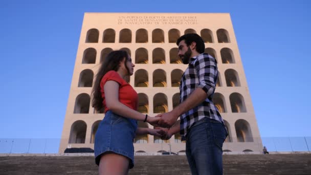 Jovem Casal Apaixonado Cidade — Vídeo de Stock