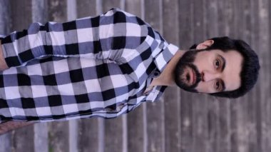 Sakallı yakışıklı delikanlı