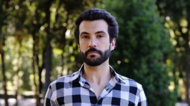 Parktaki genç adam.