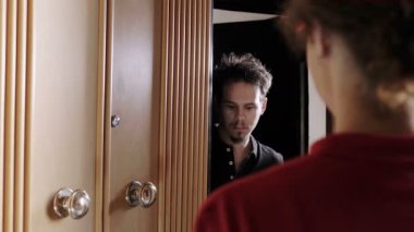 Genç adam ona pizza getiren kadın kuryeye kapıyı açıyor.