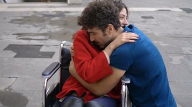 Handikap, aşk, romantizm. Tekerlekli sandalyedeki genç kadın çekici bir adamla flört ediyor.