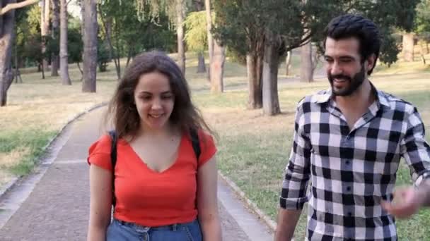 Jeune Couple Amoureux Dans Ville — Video