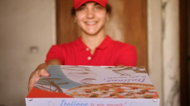 Retrato Joven Mujer Pizza Confiada Mirando Cámara — Vídeo de stock