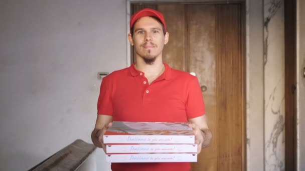 Ritratto Giovane Corriere Che Consegna Pizze Fissando Macchina Fotografica Sorridente — Video Stock
