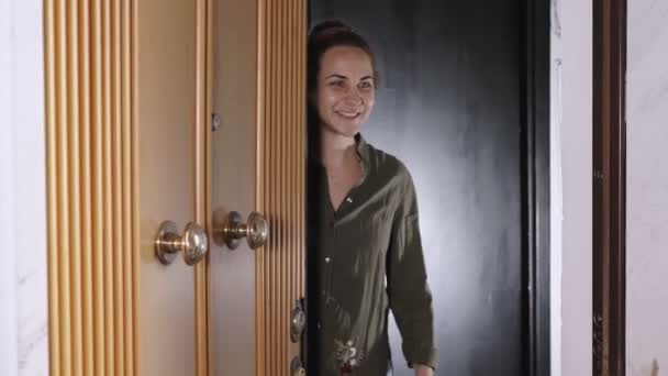 Молодая Женщина Открывает Дверь Курьеру Который Доставляет Посылку — стоковое видео