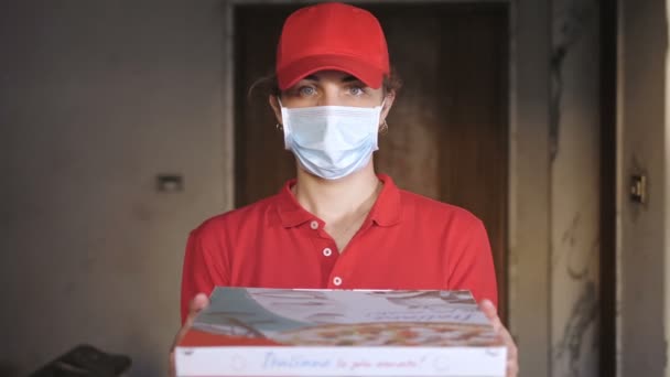 Portret Van Jong Zelfverzekerde Pizza Vrouw Zoek Naar Camera — Stockvideo