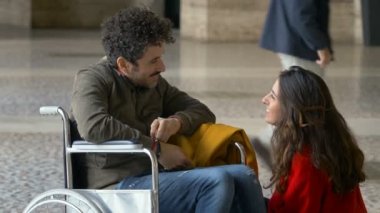 kız arkadaşıyla parkta yürüyüş wheelschair adam