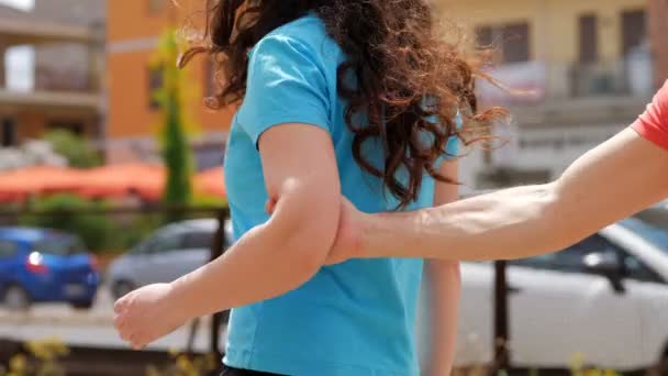 Ayrılma Ayrılma Sokakta Tartışan Genç Bir Çift — Stok video