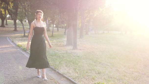 Elegante Joven Mujer Caminando Con Modelo Actitud — Vídeos de Stock