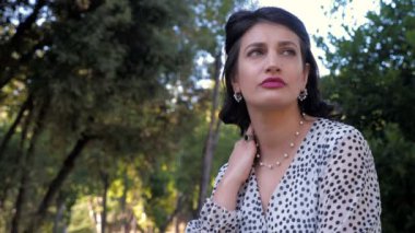 Modellik yaparak yürüyen zarif genç bir kadın.