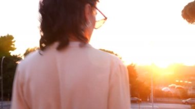 Bir mankenin tavrıyla şehvetli çekici bir kadın.