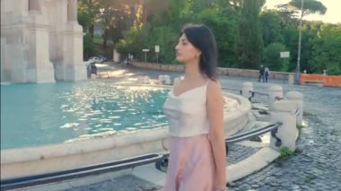 Modellik yaparak yürüyen zarif genç bir kadın.