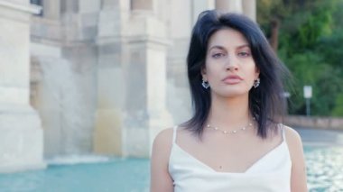 Modellik yaparak yürüyen zarif genç bir kadın.