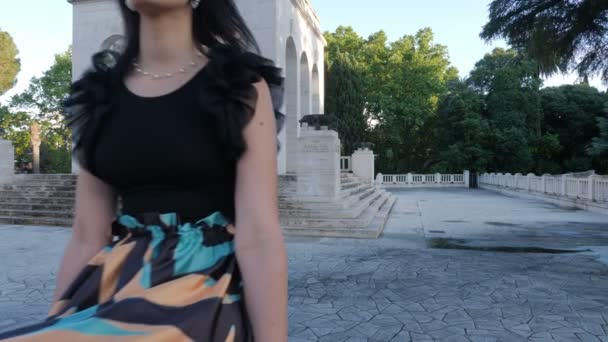 Elegante Joven Mujer Caminando Con Modelo Actitud — Vídeos de Stock