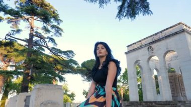 Bir mankenin tavrıyla şehvetli çekici bir kadın.