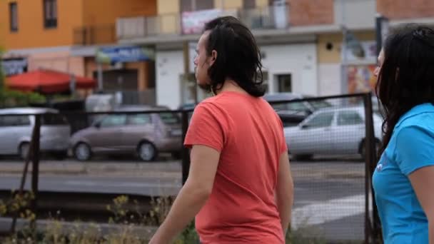 Ayrılma Ayrılma Sokakta Tartışan Genç Bir Çift — Stok video