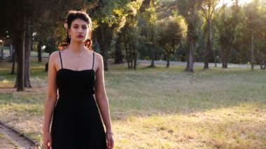 Bir mankenin tavrıyla şehvetli çekici bir kadın.
