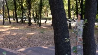 Bir mankenin tavrıyla şehvetli çekici bir kadın.