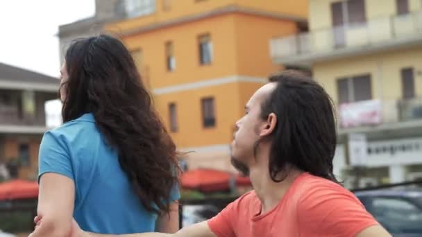 Trennung Trennung Junges Paar Streitet Auf Straße — Stockvideo