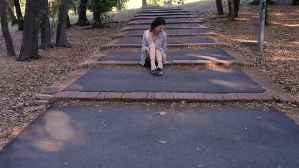 Стійка Камера Красивій Жінці Сидить Сходах Парку Загубленому Думках — стокове відео