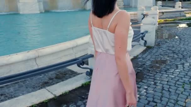 Elegante Donna Sexy Piedi Intorno Alla Fontana Con Atteggiamento Modello — Video Stock