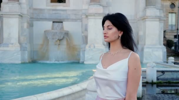 Elegante Donna Seria Piedi Intorno Alla Fontana Con Atteggiamento Modello — Video Stock