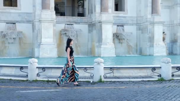 Bella Donna Elegante Passeggiando Fontana Città — Video Stock