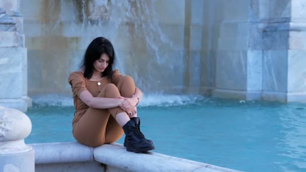 Beautiful Woman Sitting Edge Fountain Lowers Her Head Thinking — Stock Video